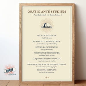 Könnte beinhalten: Gerahmter Druck mit dem Text "ORATIO ANTE STUDIUM" und einem Gebet von Thomas von Aquin. Der Druck hat einen cremefarbenen Hintergrund mit braunem Text und einem hellbraunen Holzrahmen. Das Bild enthält ein Logo für "QRARTE CHRISTIAN PRINTS".