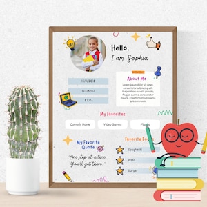 Könnte beinhalten: Ein gerahmtes, illustriertes Poster mit dem Profil eines Kindes und dem Text "Hello, I am Sophia". Das Poster enthält Abschnitte für "About Me", "My Favorites" und ein Zitat. Eine Cartoon-Apfelfigur sitzt auf einem Stapel Bücher.