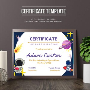 Pode incluir: Um modelo de certificado emoldurado com tema espacial. O certificado diz "Certificado de Participa&ccedil;&atilde;o" e &eacute; apresentado a "Adam Carter" por participar da Space Class em 2026. Inclui ilustra&ccedil;&otilde;es de um astronauta, planetas e um cometa.