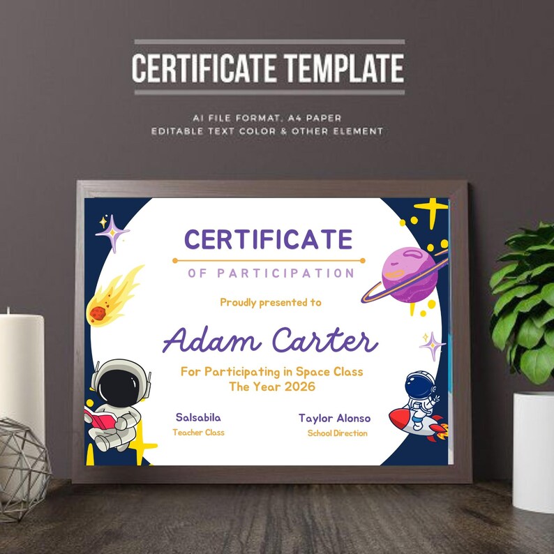 Pode incluir: Um modelo de certificado emoldurado com tema espacial. O certificado diz "Certificado de Participa&ccedil;&atilde;o" e &eacute; apresentado a "Adam Carter" por participar da Space Class em 2026. Inclui ilustra&ccedil;&otilde;es de um astronauta, planetas e um cometa.