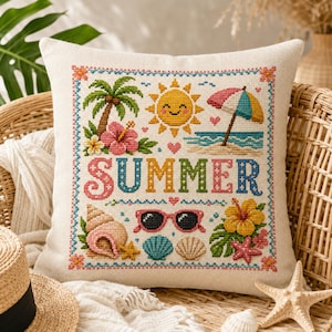 Puede incluir: Un cojín cuadrado de color crema con un diseño de punto de cruz con un tema de verano. El diseño incluye un sol sonriente, una palmera, una escena de playa, gafas de sol, conchas marinas y la palabra "SUMMER" en letras coloridas. El cojín está sobre una silla de mimbre.