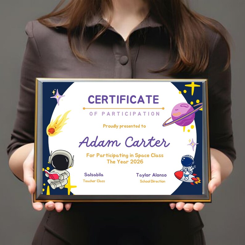 Pode incluir: Um certificado emoldurado com tema espacial. O certificado diz "CERTIFICADO DE PARTICIPA&Ccedil;&Atilde;O" e &eacute; apresentado a "Adam Carter" por participar da Space Class no ano de 2026. O design inclui ilustra&ccedil;&otilde;es de planetas, estrelas e astronautas.