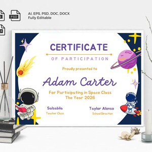 Pode incluir: Um certificado de participa&ccedil;&atilde;o com tema espacial. O certificado tem um fundo branco com uma borda azul escura. Apresenta ilustra&ccedil;&otilde;es de planetas, estrelas e astronautas. O texto diz "Certificado de Participa&ccedil;&atilde;o" e inclui um nome e o ano de 2026.