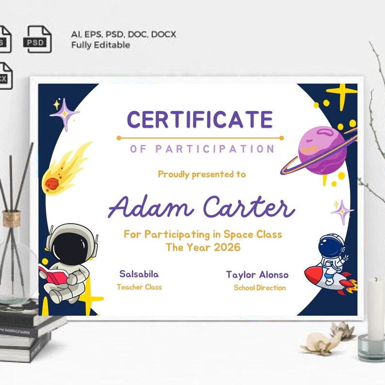 Pode incluir: Um certificado de participa&ccedil;&atilde;o com tema espacial. O certificado tem um fundo branco com uma borda azul escura. Apresenta ilustra&ccedil;&otilde;es de planetas, estrelas e astronautas. O texto diz "Certificado de Participa&ccedil;&atilde;o" e inclui um nome e o ano de 2026.