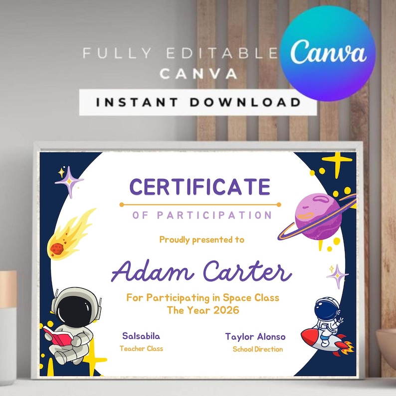 Pode incluir: Um certificado de participa&ccedil;&atilde;o com tema espacial. O certificado tem um fundo branco com uma borda azul escura e ilustra&ccedil;&otilde;es espaciais. O texto diz "Certificado de Participa&ccedil;&atilde;o" e "Adam Carter". O logotipo da Canva est&aacute; no canto superior direito.