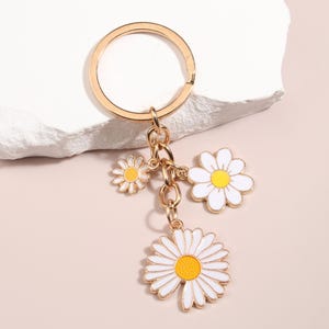 Chaveiro de margaridas, chaveiro com pingente de planta elegante, chaveiro de metal, presente de Dia dos Namorados, pingente de bolsa de planta de desenho animado, presente para melhor amiga
