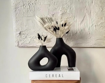 Jarrón de cerámica moderno con forma de donut: decoración minimalista escandinava