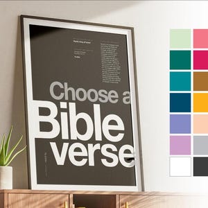Könnte beinhalten: Ein gerahmtes Poster mit einem dunkelbraunen Hintergrund und weißem Text, der "Choose a Bible verse" lautet. Das Poster hängt an einer weißen Wand über einem Holzregal mit einer kleinen Topfpflanze.