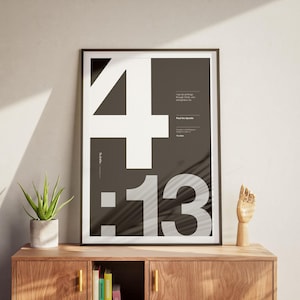 Może przedstawiać: Czarno-biały plakat w ramie z tekstem "4:13" i słowami "Find the Apostle" mniejszą czcionką. Plakat wisi na ścianie nad drewnianą półką z doniczką i drewnianą rzeźbą dłoni.