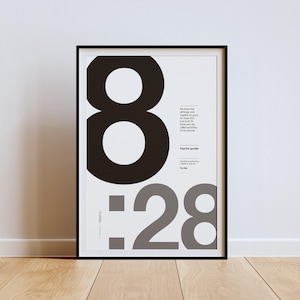 Op de afbeelding: Zwart-wit typografieposter met de tekst "8:28" en een citaat uit de Bijbel, Romeinen 8:28, van Paulus, de apostel. Het citaat luidt: "Wij weten nu dat voor hen die God liefhebben, alle dingen meewerken ten goede, voor hen die volgens zijn voornemen geroepen zijn."