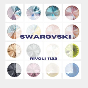 Puede incluir: Una cuadrícula de dieciséis cristales circulares Swarovski Rivoli 1122 en varios colores, incluyendo tonos de azul, rosa, amarillo, blanco y gris oscuro. Cada cristal presenta un patrón facetado en forma de estrella desde el centro.