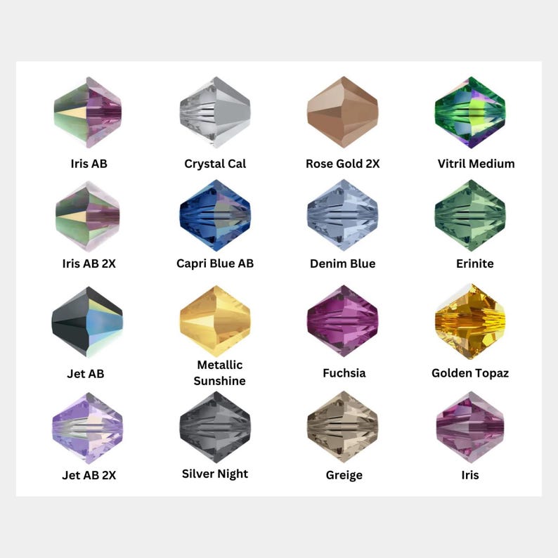 Może przedstawiać: Siatka szesnastu fasetowanych koralik&oacute;w bicone w r&oacute;żnych kolorach i wykończeniach, oznaczonych nazwami takimi jak Iris AB, Crystal Cal, Rose Gold 2X, Vitril Medium, Capri Blue AB, Denim Blue, Erinite, Jet AB, Metallic Sunshine, Fuchsia, Golden Topaz, Jet AB 2X, Silver Night, Greige oraz Iris.