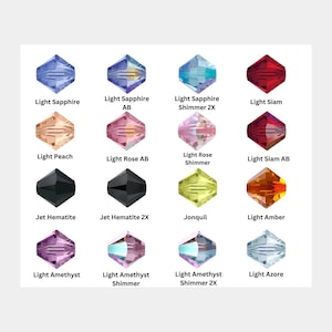 Może przedstawiać: Siatka szesnastu fasetowanych koralik&oacute;w bicone w r&oacute;żnych kolorach i wykończeniach, oznaczonych tekstem, w tym Light Sapphire, Light Sapphire AB, Light Sapphire Shimmer 2X, Light Siam, Light Peach, Light Rose AB, Light Rose Shimmer, Light Siam AB, Jet Hematite, Jet Hematite 2X, Jonquil, Light Amber, Light Amethyst, Light Amethyst Shimmer, Light Amethyst Shimmer 2X oraz Light Azore.