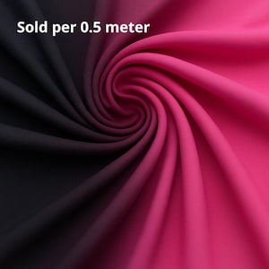Könnte beinhalten: Ein Stoff mit einem weichen Farbverlauf von tiefem Schwarz zu leuchtendem Pink. Das Material ist in einer zentralen Spirale gerafft, wodurch sanfte Falten und Schatten entstehen. Der Text "Sold per 0.5 meter" steht in Weiß auf dem schwarzen Teil.