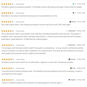 Pu&ograve; includere: Uno screenshot di recensioni dei clienti, ognuna con una valutazione a 5 stelle. Le recensioni lodano la qualit&agrave; del tessuto, l'abbinamento dei colori e la spedizione veloce. Una recensione menziona una rete elastica nude, e un'altra evidenzia la rete elastica nera.