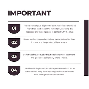 Puede incluir: Un infogr&aacute;fico en blanco y negro con cuatro pasos numerados para aplicar piedras de imitaci&oacute;n. Los pasos incluyen informaci&oacute;n sobre la cantidad de pegamento a utilizar, el tratamiento t&eacute;rmico, el tiempo de secado y las instrucciones de lavado.