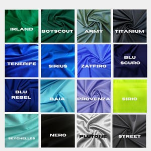 Pu&ograve; includere: Una tavolozza di campioni di tessuto, ognuno con un colore e un nome unici. I colori includono verde, blu, nero e grigio, con nomi come "Irlanda", "Titanio" e "Seychelles". Il tessuto &egrave; arricciato per mostrare la sua consistenza e lucentezza.