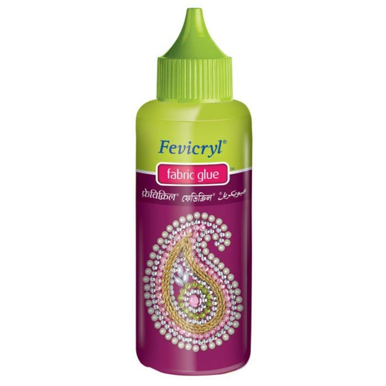 Puede incluir: Una botella verde de pegamento para tela Fevicryl con un dise&ntilde;o paisley rosa y blanco en la etiqueta. La etiqueta tambi&eacute;n incluye el texto "Fevicryl fabric glue" en azul y el texto "फेविक्रिल फैब्रिक ग्लू" en marr&oacute;n.