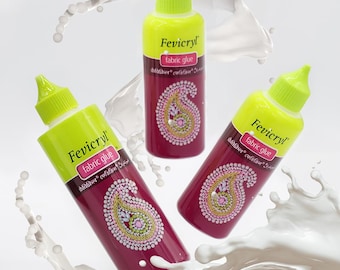 Puede incluir: Tres botellas de pegamento para tela Fevicryl con un diseño de cachemira. Las botellas tienen un cuerpo granate, una tapa verde lima y una parte superior amarilla. La etiqueta dice "Fevicryl fabric glue". El diseño de cachemira está adornado con pequeñas cuentas de colores.