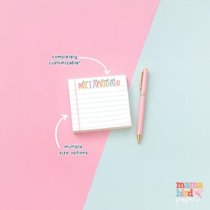 K&ouml;nnte beinhalten: Ein Notizblock mit liniertem Papier und dem Text "from the desk of MS. LANGDALE" in bunten Buchstaben. Ein rosa Stift mit goldenen Akzenten liegt neben dem Notizblock. Das Bild ist vor einem rosa- und hellblauen Hintergrund platziert. Der Notizblock ist vollst&auml;ndig anpassbar mit mehreren Gr&ouml;&szlig;enoptionen.