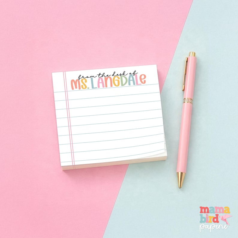 K&ouml;nnte beinhalten: Ein Notizblock mit linierten Papier und dem Text "from the desk of Ms. Langdale" in bunten Buchstaben. Ein rosa Stift mit goldenen Akzenten liegt neben dem Notizblock. Der Hintergrund ist in Rosa und Hellblau geteilt.