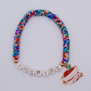 Bracelet d'amitié extensible pour professeur Inspire | Charme du meilleur professeur de tous les temps | taille 7 pouces (moyenne) | disques heishi arc-en-ciel | cadeau de professeur