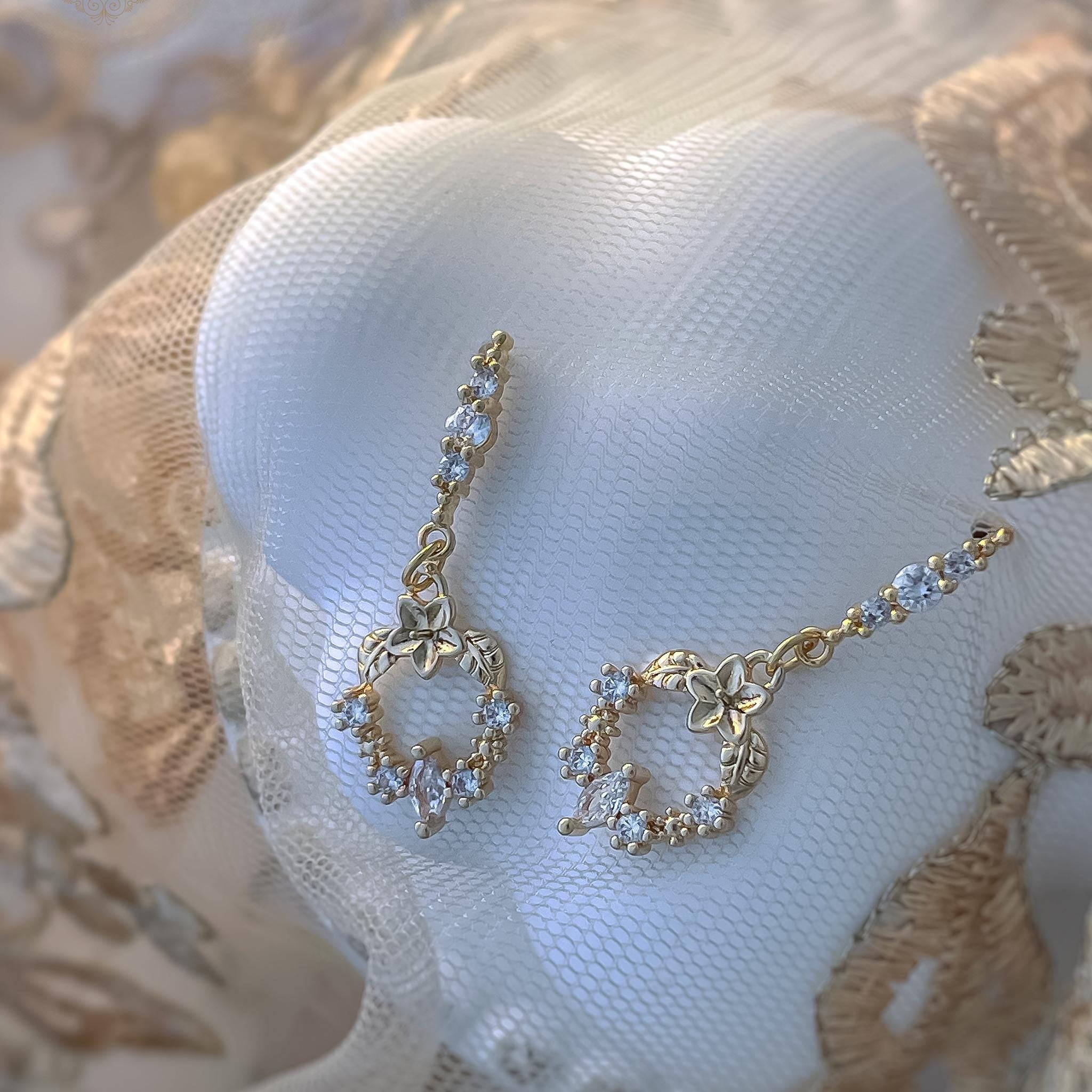 Orecchini da sposa placcati in oro 18 carati, gioielli da damigella d'onore, orecchini da sposa minimalisti, orecchini pendenti con zirconi, regalo per damigella d'onore, orecchini. - Italia