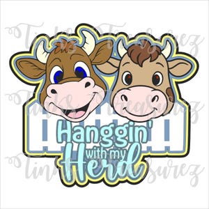 Puede incluir: Una ilustración gráfica que muestra dos cabezas de vaca de dibujos animados con pelaje marrón, cuernos blancos y hocicos rosados. Debajo de las vacas, el texto dice "Hanggin' with my Herd" en letras azul claro y blancas con bordes.