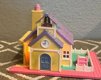 Vintage Schoolhouse Polly Pocket Lights Up!