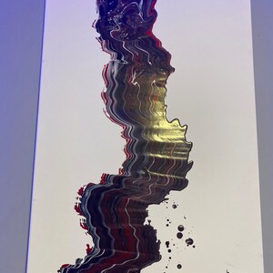 Pu&ograve; includere: Dipinto astratto su tela con sfondo bianco. Il dipinto presenta un design verticale e fluido in tonalit&agrave; di rosso, nero, bianco e oro. Il design ricorda un'onda o una cascata. Il dipinto &egrave; firmato in basso a destra.