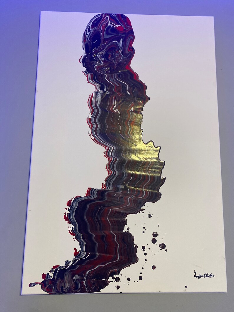 Pu&ograve; includere: Dipinto astratto su tela con sfondo bianco. Il dipinto presenta un design verticale e fluido in tonalit&agrave; di rosso, nero, bianco e oro. Il design ricorda un'onda o una cascata. Il dipinto &egrave; firmato in basso a destra.