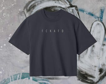 FCK AFD Crop T-Shirt, pudełkowy krój, różowa koszulka streetwear, No AfD, fck nzs, love wins, koszulka demo anty AfD, bez rasizmu, antyrasizm, czarno-różowy