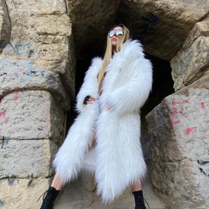 Snow Leopard Sparkle: Lussuosa pelliccia unisex fatta a mano con maniche staccabili, perfetta per le festività Burning Man