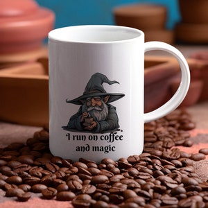 Magier Geschenk für Magier und Magie Fans | Ich laufe auf Kaffee und Zauber | Lustige Kaffeetasse Süßes farbiges Weihnachten Geburtstagsgeschenk
