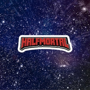 Op de afbeelding: Een sticker met het woord "HALFMORTAL" in het rood, omlijnd met wit en zwart, tegen een achtergrond van een sterrenhemel. De tekst is in een vetgedrukte, gestileerde lettertype, wat wijst op een fantasie- of sciencefictionthema.
