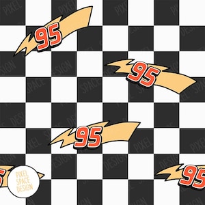 Könnte beinhalten: Ein sich wiederholendes Muster mit der Zahl "95" in Rot mit weißem Umriss, vor einer gelben Blitzform. Der Hintergrund ist ein schwarz-weißes Schachbrettmuster. Das Design erinnert an Rennsportthemen.