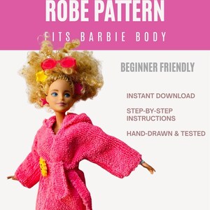 Puede incluir: Una muñeca con una bata con capucha rosa, con un cinturón a juego y un adorno floral amarillo. La imagen es un patrón para una bata con capucha acogedora, diseñada para adaptarse a una muñeca Barbie. El texto de la imagen dice "Beginner Friendly" y "Instant Download".
