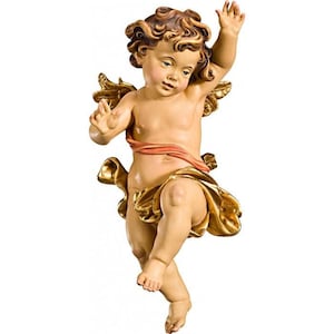 Puede incluir: Una talla de madera de un ángel querubín con alas doradas y una faja roja. El ángel está representado con una expresión juguetona y está en el aire, con una pierna levantada.