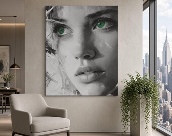 Op de afbeelding: Een grote rechthoekige wandkunstprint met een zwart-witportret van een gezicht met opvallende, levendige groene ogen. Het kunstwerk toont een close-up van de gelaatstrekken, inclusief gedetailleerde wimpers en lippen.