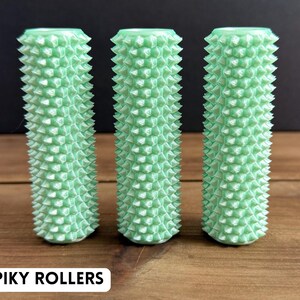 K&ouml;nnte beinhalten: Ein Set aus drei Keramikbechern mit gesprenkelter, matter Oberfl&auml;che. Die Becher sind in Creme-, Hellgrau- und Dunkelgraut&ouml;nen gehalten. Jeder Becher hat ein schlichtes, minimalistisches Design, ideal f&uuml;r Kaffee oder Tee.