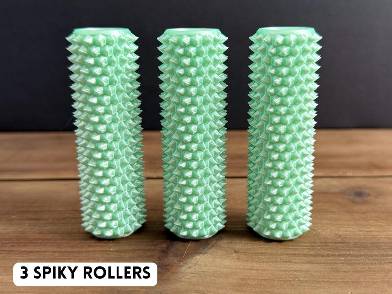 K&ouml;nnte beinhalten: Ein Set aus drei Keramikbechern mit gesprenkelter, matter Oberfl&auml;che. Die Becher sind in Creme-, Hellgrau- und Dunkelgraut&ouml;nen gehalten. Jeder Becher hat ein schlichtes, minimalistisches Design, ideal f&uuml;r Kaffee oder Tee.