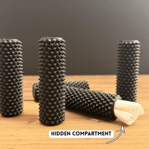 K&ouml;nnte beinhalten: Ein Set aus drei Keramikbechern mit gesprenkelter, matter Oberfl&auml;che. Die Becher sind in Creme-, Hellgrau- und Dunkelgraut&ouml;nen gehalten. Jede Tasse hat ein schlichtes, minimalistisches Design, ideal f&uuml;r Kaffee oder Tee.