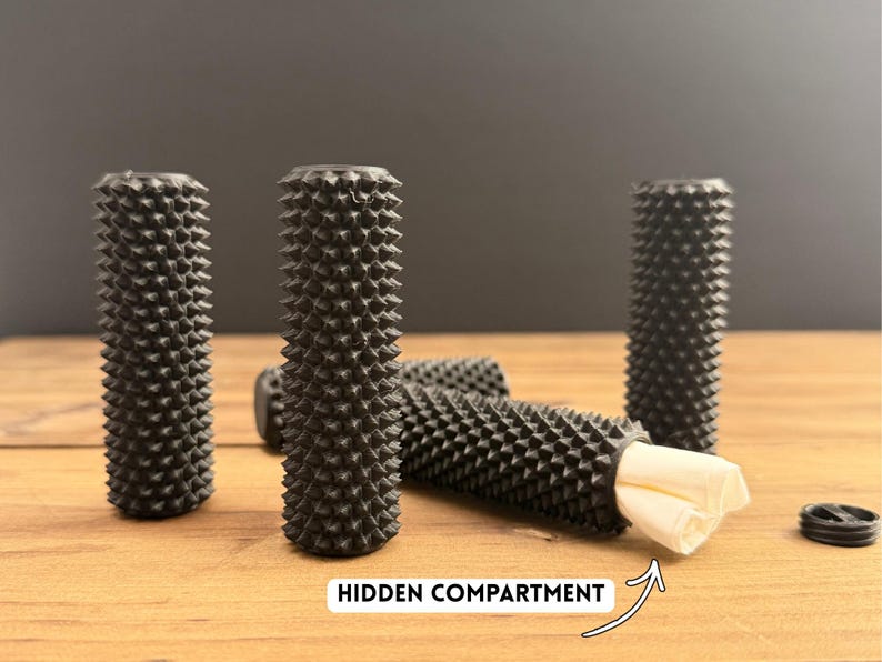 K&ouml;nnte beinhalten: Ein Set aus drei Keramikbechern mit gesprenkelter, matter Oberfl&auml;che. Die Becher sind in Creme-, Hellgrau- und Dunkelgraut&ouml;nen gehalten. Jede Tasse hat ein schlichtes, minimalistisches Design, ideal f&uuml;r Kaffee oder Tee.