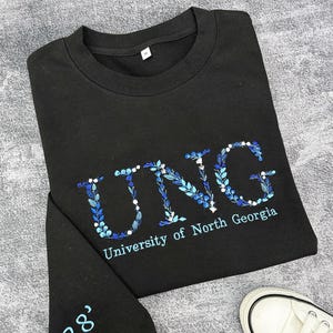 Sudadera con capucha bordada con letras florales universitarias, sudadera con letras griegas bordadas, cuello redondo de hermandad, suéter de escuela secundaria
