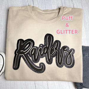 Camiseta personalizada Puff + Glitter Comfort Colors - Presente esportivo escolar com espírito esportivo, gráfico fofo e moderno, adolescente, CheerMom, treinador de dia de jogo, basquete, futebol