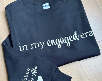 Sudadera "In My Engaged Era" con nombre en la manga, sudadera "Futura Señora", regalos de compromiso, sudadera personalizada para novias comprometidas, regalo para la futura novia