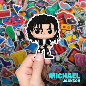 Könnte beinhalten: Ein Vinyl-Aufkleber mit einer Popkultur-Ikone, Michael Jackson, in einer schwarzen Jacke und einem weißen Hemd. Der Aufkleber ist eine Illustration im Cartoon-Stil von Michael Jackson mit schwarzem Hintergrund und weißem Umriss.