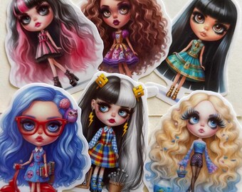 Op de afbeelding: Een verzameling van zes poppenstickers met grote ogen en verschillende kapsels. De poppen hebben verschillende outfits en accessoires, waaronder een scooter, een bril en een vissenkom. Het kleurenpalet omvat roze, blauw, zwart en blond.
