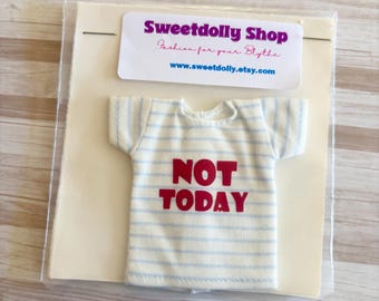 Op de afbeelding: Een miniatuur wit t-shirt met lichtblauwe horizontale strepen en de woorden "NOT TODAY" in rode blokletters. Het shirt is verpakt met een Sweetdolly Shop label.