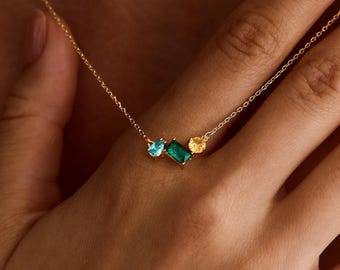 Collar delicado con tres piedras de nacimiento, joyería familiar personalizada, regalo personalizado para mamá, esposa y ella.